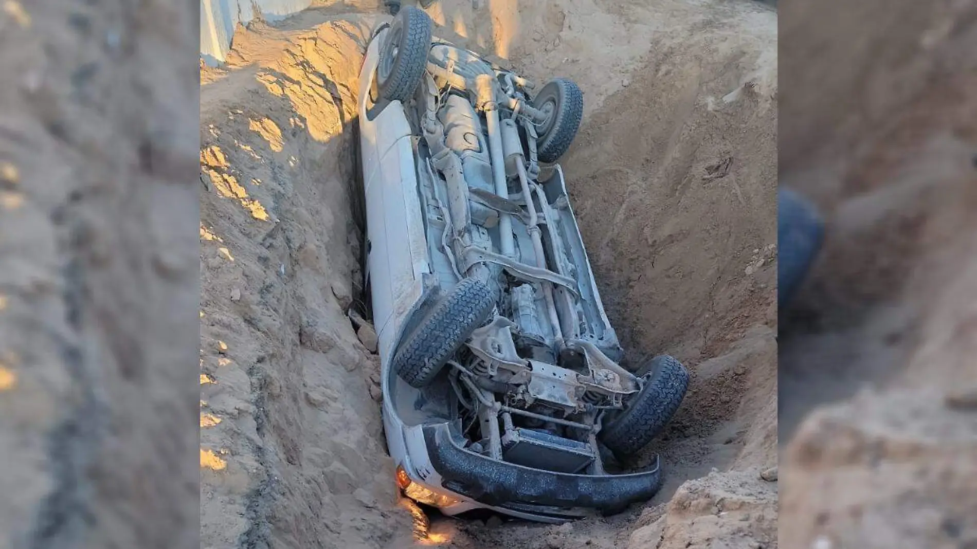 Solo con golpes contusos resultó el conductor del pick up Ford Ranger 2000 que hoy en la mañana cayó en una zanja de la red de drenaje por falta de señalamientos preventivos, afectando parte de la tubería.